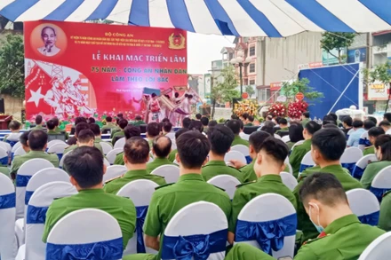 Đại diện Bộ Công an, tỉnh Thái Nguyên và đông đảo cán bộ, chiến sĩ lực lượng công an dự khai mạc triển lãm.