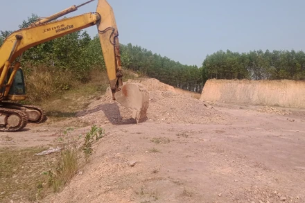 Công ty Phú Cường phải dừng khai thác mỏ đất vì không giải phóng được mặt bằng.