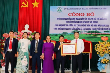 Lãnh đạo tỉnh Thái Nguyên trao quyết định công nhận di sản văn hóa phi vật thể quốc gia “Tri thức trồng và chế biến chè Tân Cương”.