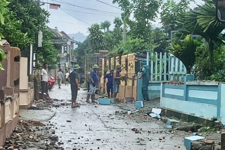 Người dân huyện Đại Từ phá dỡ cổng, hàng rào để mở rộng đường giao thông nông thôn rộng 6m.