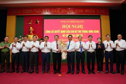 Các đồng chí Thường trực, Ban Thường vụ Tỉnh ủy Thái Nguyên chúc mừng đồng chí Phó Bí thư Tỉnh ủy Nguyễn Huy Dũng.