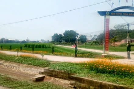 Kênh mương và đường giao thông ở xã Dương Thành, huyện Phú Bình được đầu tư nâng cấp, thúc đẩy sản xuất, vận chuyển hàng hóa.