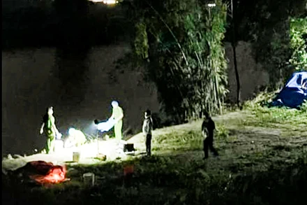 Lực lượng chức năng khám nghiệm hiện trường, khám nghiệm tử thi trong đêm 16/4.