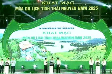 Lãnh đạo Bộ Văn hóa-Thể thao và Du lịch, tỉnh thực hiện nghi thức khai mạc mùa du lịch Thái Nguyên năm 2025.