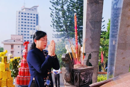 Đồng chí Nguyễn Thanh Hải, Ủy viên Trung ương Đảng, Bí thư Tỉnh ủy dẫn đầu Đoàn đại biểu của tỉnh dâng hương tưởng niệm các liệt sĩ tại Đài Liệt sĩ tỉnh Thái Nguyên.