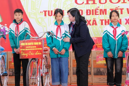 Đồng chí Nguyễn Thanh Hải, Bí thư Tỉnh ủy Thái Nguyên tặng xe đạp cho học sinh nghèo xã Thần Xa và huyện Võ Nhai.