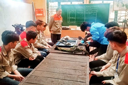 Trường cao đẳng nghề số I gắn đào tạo lý thuyết với thực hành.