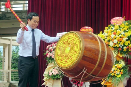 Phó Thủ tướng Trần Lưu Quang đánh trống khai giảng năm học mới của Trường phổ thông vùng cao Việt Bắc.