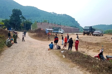 Một số người dân bị lôi kéo không cho nhà đầu tư chở vật tư, vật liệu đi ngang qua mặt đường bê tông vào triển khai Dự án Khu du lịch sinh thái, văn hóa Đá Thiên