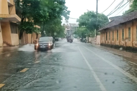 Mưa lớn đêm 7/5 gây úng ngập một số tuyến phố trên địa bàn thành phố Thái Nguyên.