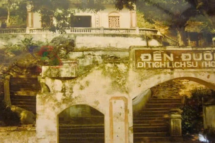 Cổng đền Đuổm ghi "Đền Đuổm, di tích lịch sử thời Lý" là chưa đúng, vì cổng đền Đuổm và lầu Chuông được xây dựng mới năm 1996, 1998.