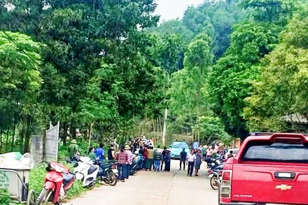 Lực lượng chức năng tiến hành điều tra vụ nổ tại nhà ông M. ở xóm 8, xã Phúc Tân, thành phố Phổ Yên.