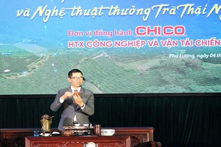 Nghệ nhân, nhà báo Hoàng Anh Sướng trao đổi về văn hóa trà tại huyện Phú Lương.