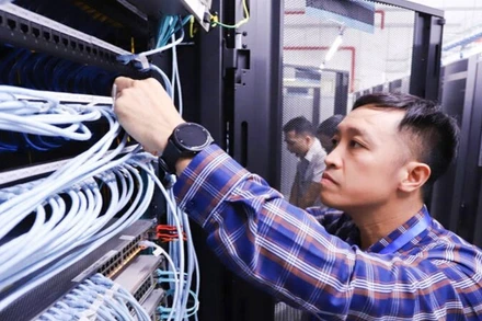 Nhân viên Trung tâm Công nghệ thông tin (Sở Thông tin và Truyền thông) kiểm tra, bảo dưỡng hệ thống mạng chuyên dùng cho hoạt động của các hệ thống dịch vụ công trực tuyến trên địa bàn tỉnh.