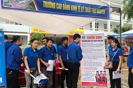 Hằng năm Trường Cao đẳng Kinh tế-Kỹ thuật Thái Nguyên tuyển học sinh đào tạo trình độ cao đẳng nhiều ngành kinh tế, kỹ thuật.