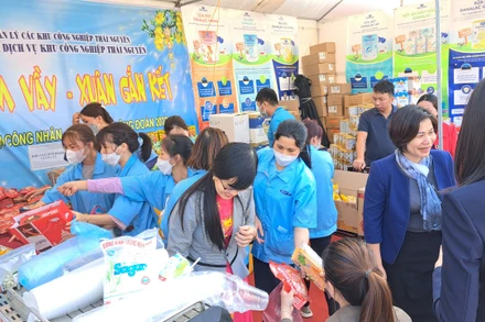 Công nhân mua hàng tại phiên chợ công đoàn 2023.