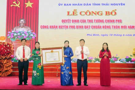 Thừa ủy quyền của Thủ tướng Chính phủ, Bí thư Tỉnh ủy Thái Nguyên Nguyễn Thanh Hải trao quyết định công nhận huyện Phú Bình đạt chuẩn nông thôn mới.