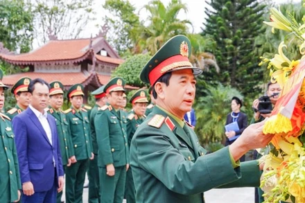 Đại tướng Phan Văn Giang dâng hoa tưởng niệm Chủ tịch Hồ Chí Minh.