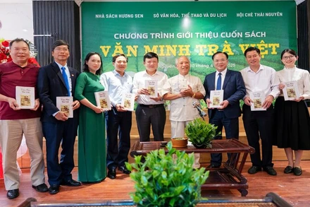 Tác giả cuốn sách “Văn minh trà Việt” Trịnh Quang Dũng tặng sách tại buổi giới thiệu.