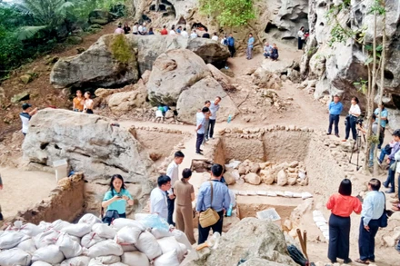 Các nhà khoa học, nhà nghiên cứu, quản lý văn hóa tham quan hố khai quật Mái Đá Ngườm lần 5 được mở rộng phạm vi sâu, rộng hơn so với khai quật lần thứ 4.