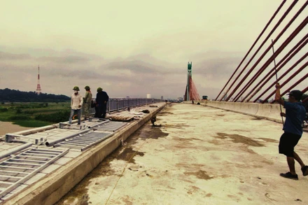 Những hạng mục cuối cùng của cầu dây văng Huống Thượng bắc qua sông Cầu đang được hoàn thành để đưa vào sử dụng từ tháng 10/2023.