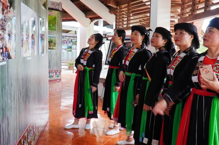 Công chúng thưởng lãm thành tựu bảo tồn và phát huy bản sắc văn hóa dân tộc tại Triển lãm “Sắc màu văn hóa Thái Nguyên”.