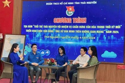 Đoàn Đình Khánh, Bí thư Đoàn phường Túc Duyên, thành phố Thái Nguyên (thứ hai từ bên trái) giao lưu với đại diện đoàn viên, thanh niên tỉnh Thái Nguyên.