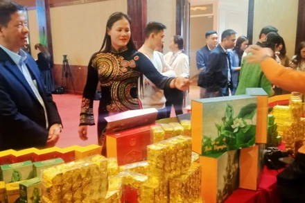 Nhiều sản phẩm chè được trưng bày bên lề hội nghị.