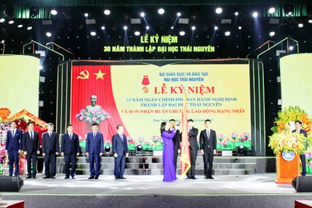 Quyền Chủ tịch nước Võ Thị Ánh Xuân thực hiện nghi thức trao tặng Huân chương Lao động hạng Nhất cho Đại học Thái Nguyên.