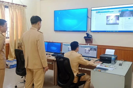 Cảnh sát giao thông thành phố Thái Nguyên theo dõi vi phạm trật tự giao thông qua hệ thống camera.
