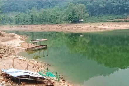 Mực nước hồ Đoàn Ủy xuống thấp, trữ lượng chỉ còn non nửa do xả bất thường.