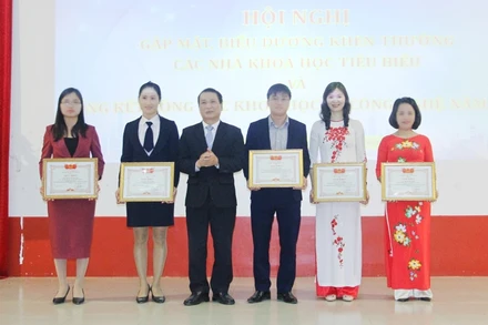 Giáo sư, Tiến sĩ Phạm Hồng Quang trao giấy khen cho những nhà khoa học tiêu biểu của Đại học Thái Nguyên.