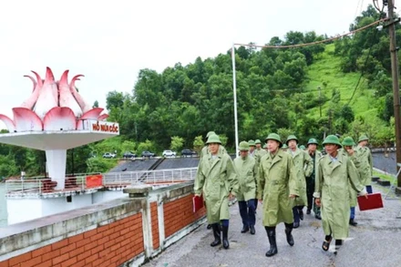 Chủ tịch Ủy ban nhân dân tỉnh Thái Nguyên Nguyễn Huy Dũng kiểm tra vận hành xả lũ, bảo đảm an toàn hồ Núi Cốc.