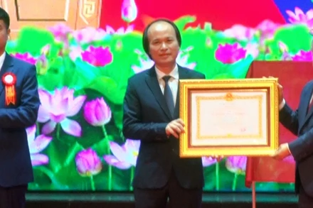 Đồng chí Đỗ Văn Chiến trao Huân chương Lao động hạng Nhì cho Trường Đại học Y-Dược Thái Nguyên.