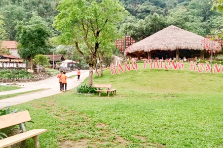 Khu du lịch hang Phượng Hoàng.