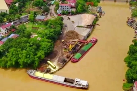 Bến thủy nội địa Thắng Lá ở cảng Đa Phúc bị tạm dừng hoạt động vì bốc dỡ hàng hóa không được phép.