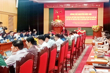 Lãnh đạo tỉnh Thái Nguyên báo cáo Phó Chủ tịch Quốc hội tình hình phát triển kinh tế-xã hội, thi hành pháp luật trên địa bàn.