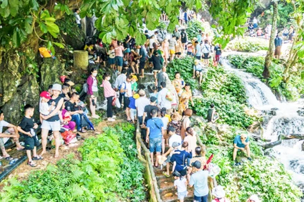 Khu du lịch nghỉ dưỡng hang Phượng Hoàng- suối Mỏ Gà đã được đầu tư xây dựng, mỗi năm thu hút hàng vạn du khách. 