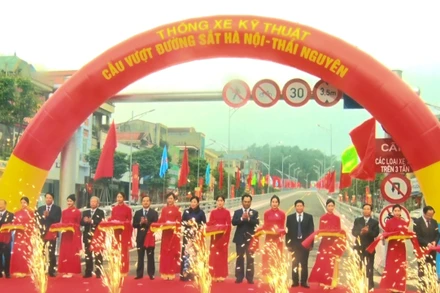 Cầu vượt đường sắt Hà Nội-Thái Nguyên được đưa vào sử dụng.
