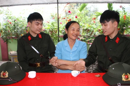 2 anh em song sinh Mạc Tuấn Tú và Mạc Tú Ngọc đang háo hức chờ ngày tòng quân, lên đường nhập ngũ.