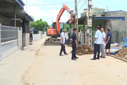 Cấp ủy, chính quyền, ngành điện và người dân đồng lòng di chuyển hệ thống cột điện trên địa bàn.