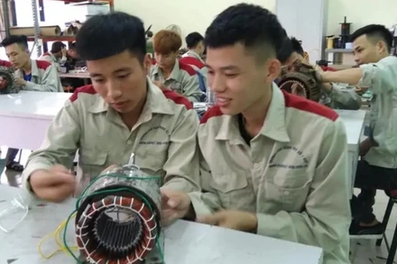 Dạy nghề điện tại Trường cao đẳng nghề Quân khu I ở thành phố Thái Nguyên.