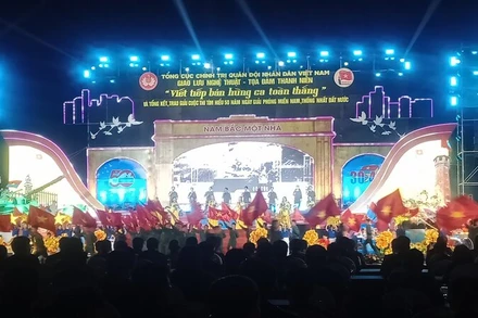 Nhiều tiết mục văn nghệ đặc sắc ca ngợi Đại thắng mùa Xuân năm 1975 được trình diễn tại chương trình.