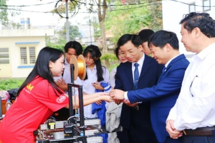 Các đại biểu tham quan các sản phẩm STEM của sinh viên tại Ngày hội STEM năm 2025 dành cho học sinh THPT tỉnh Thái Nguyên.