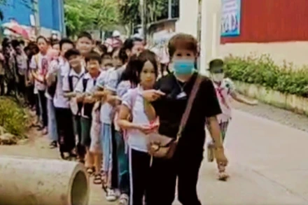 Học sinh Trường Tiểu học Tân Long hằng ngày phải đi học nhờ.