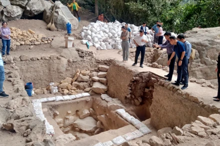 Các nhà khoa học, nhà nghiên cứu, quản lý văn hóa tham quan hố khai quật Mái Đá Ngườm được mở rộng phạm vi sâu, rộng hơn so với khai quật lần thứ 4.