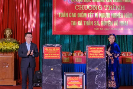Đồng chí Lê Quốc Minh, Ủy viên Trung ương Đảng, Tổng Biên tập Báo Nhân Dân, Phó trưởng Ban Tuyên giáo Trung ương, Chủ tịch Hội Nhà báo Việt Nam tặng bộ âm ly loa đài cho Trường Tiểu học Thần Sa.