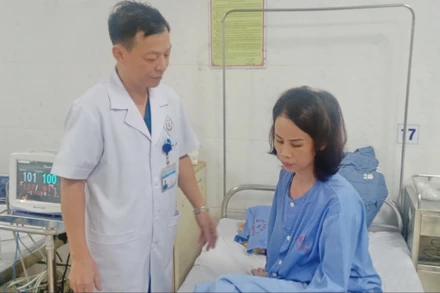 Bác sĩ Chuyên khoa II Đào Ngọc Tuấn, Trưởng Khoa Phụ, Bệnh viện A Thái Nguyên thăm khám bệnh nhân điều trị tại viện.