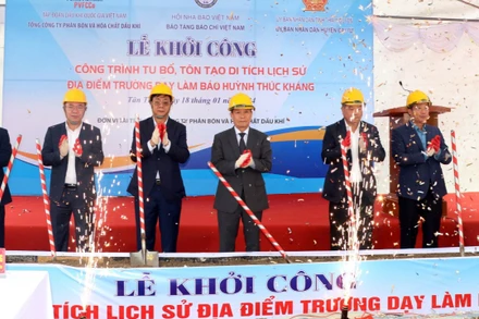 Lãnh đạo Hội Nhà báo Việt Nam, tỉnh Thái Nguyên và các đại biểu khởi công công trình.