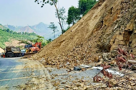 Từ chiều 1/6, các phương tiện lưu thông trở lại qua đèo So trên quốc lộ 3C sau gần một tháng ách tắc do sạt lở.